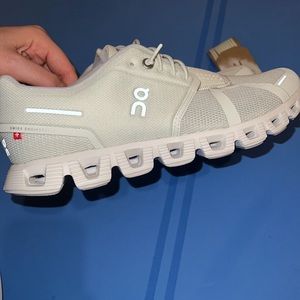 Women’s On Cloud 5 Running Shoes (Like New!)